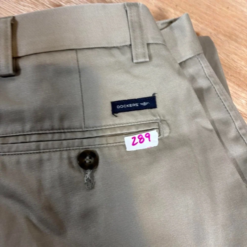 Dockers D1 Slim Fit Chinos Mens 31x32 Khaki Tan Flat Front Cotton Twill Pants